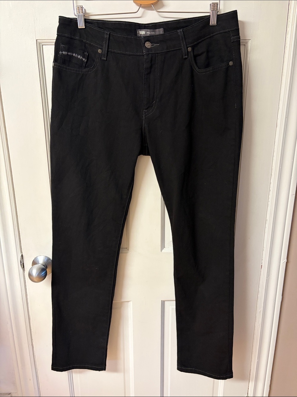 Levi’s black mid-rise skinny straight jeans women’s size 33X32